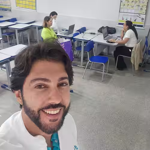Dr. Ricardo Caiado na sala onde as participantes usavam computadores durante a ação